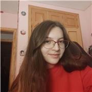 Profesora de inglés imparte clases a niños de todas las edades